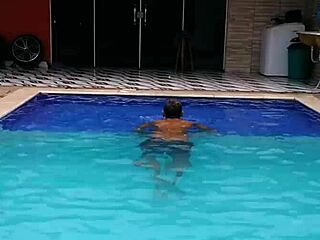 Pau Piscina Enjoys Pool Relaxation