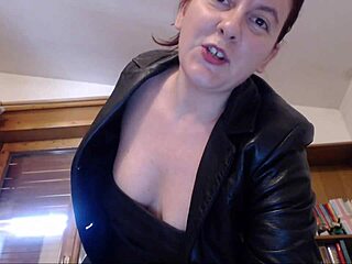 your italian dominatrix in leather dominates you verbally and physically 😈