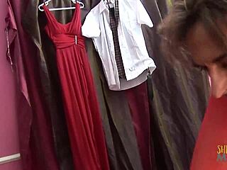 두 흥분한 브루넷, 큰 자지로 개새끼 자세로 박히는 뜨거운 쓰리섬