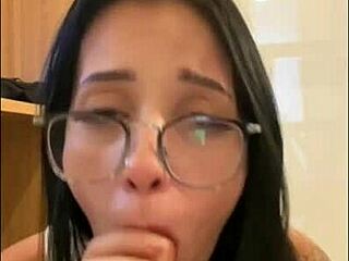 ジョイがいたずら学生で教授をフェラで誘惑して単位ゲット