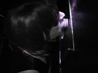 Sakra! T-dívky sají a šukají péra v gloryholes!