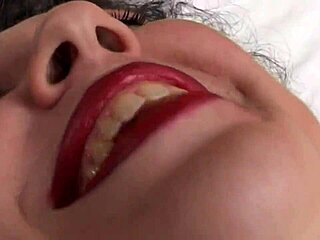 Človek, tako sem zmešan, gledal sem to debelo kravo, ki jebe svojo mokro muco solo na kameri, nisem mogel odvrniti pogleda!