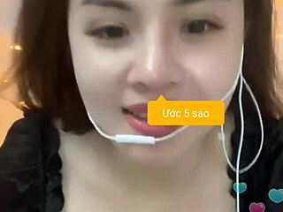 เฮ้ย เห็นหน้าอกใหญ่ฉ่ำๆ นั่นไหม? บอกหน่อย มันรู้สึกยังไงตอนจับ?