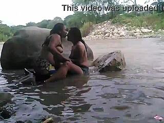 Meu coração dispara vendo ela lamber minha buceta molhada