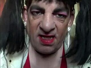 Crossdresser Biseksual Telan Sperma