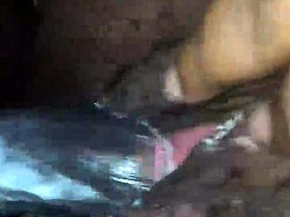 わお、毛むくじゃらのマンコが曲がったチンポで突かれまくり、ザーメンまみれ！