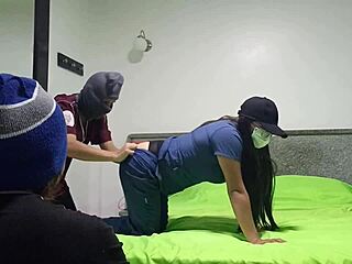 Suami cornudo bawa istrinya ke kamar hotelku, dan aku ngewe dia kayak pelacur di depannya