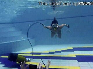 Adeline โดนสาวถ่ายตอนอาบน้ำกลางแจ้งในสระว่ายน้ำ