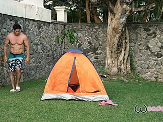 me cojo a la amiga de mi novia en el campamento