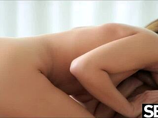 בייב לוהטת מוצצת ומזדיינת עם המאהב שלה באנרגיה פרועה, רוכבת חזק במיטה