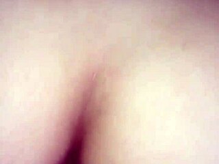 Siente la pasión mientras la jovencita 18+ se dobla para mamada a lo perrito.