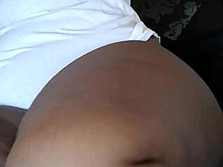 Big Mamma Dee แสดงก้นหนาเยิ้มและหีขนดกอวบอิ่ม