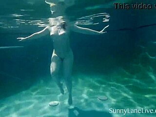 Ahoj, chceš vidět Sunny Lane, jak pod vodou kouří tvrdý péro?