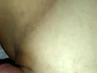 La rubia española me encanta que me estimulen el clítoris con una buena polla por la noche