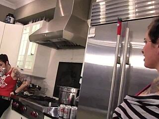 Putain, je suis obsédé par ces lesbiennes tatouées qui baisent dans la cuisine