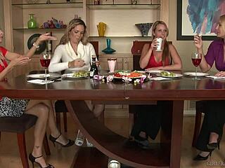 Mellanie Monroe ei vastusta kaverinsa houkuttelevaa kosketusta