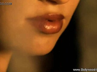 فتاة بوليوود جميلة تخلع ملابسها عارية