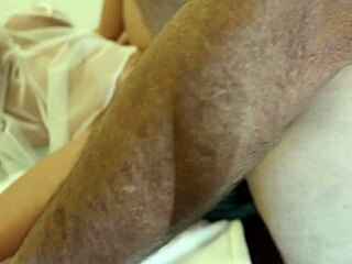 Seksi lutka zadirkuje velikim sisama i čvrstom guzom u donjem rublju