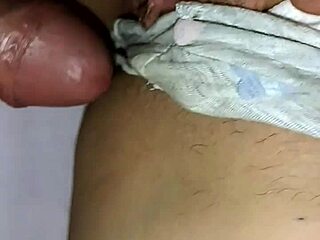 La rubia española me encanta que me estimulen el clítoris con una buena polla por la noche