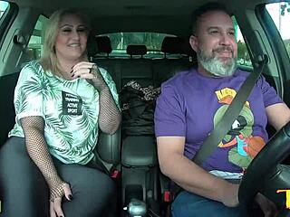 Andressa Sanchez telanjang di mobil dan liar bareng cowok-cowok dalam sesi grup interaktif