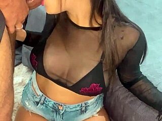 Essa gostosa é viciada em boquete