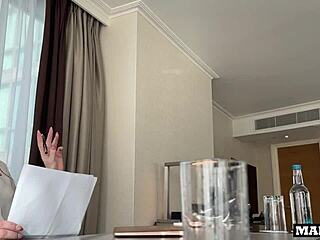 مديرة بريطانية شعرها أحمر تأخذ شرجي من اثنين سود في المكتب