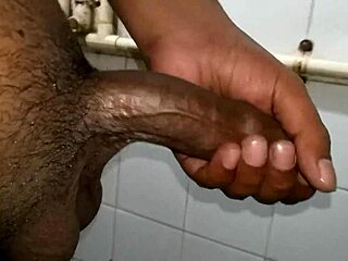 Guy India kongsi pengalaman melancap peribadi secara terbuka.