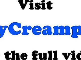 Glamourös milf med falska tuttar retar i närbild pov-stil