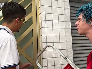 Internetový kluk opravuje vadu v Mansohimeros latinskou dvojitou flašinou