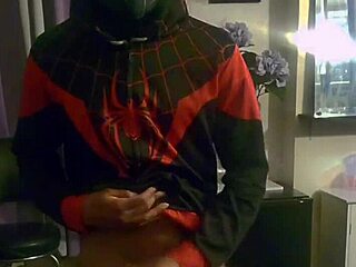 Hey, cek Elijah Nelson pakai kostum keren 😎