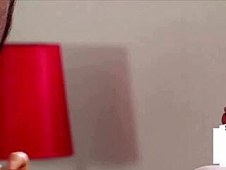 OMG、私の小さい18+チンポの彼氏が初めて私にオナニーされて、言葉にならないよ…わかる？