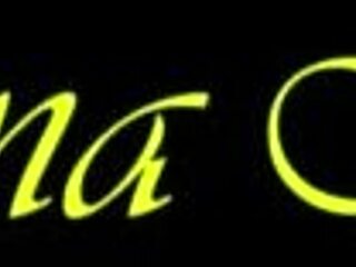 Lepotica z veliko belo ritko trese v rdečem bikiniju in mrežastih nogavicah z analnim čepom