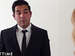 i keeps businessman occupyed with my milf ass