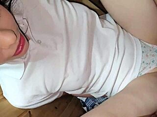 A Tanár Csábítja a Tanítványt a Fürdőbe Kemény Szopáshoz és Baszáshoz