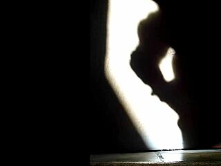 ワオ、自分を触りながらの影遊びがすごく熱い！🥵このソロファンを止められない！