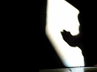ワオ、自分を触りながらの影遊びがすごく熱い！🥵このソロファンを止められない！