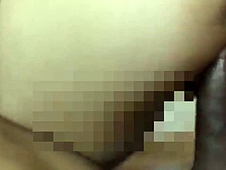 Po párty, zrzka ukazuje piču a prdel pro obří černý kouř