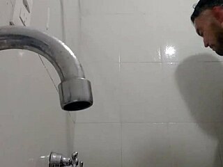 In this casual scene, the teen 18+ girl enjoys a rico baño with a monster cock pounding her hard.