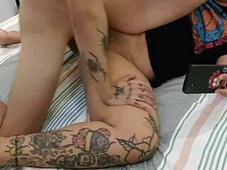 Grabé un video porno con mi mejor amiga y no soporté las ganas de venirme adentro de ella