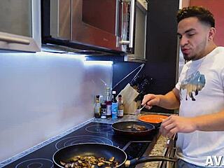 يا واو، بزاز الميلف دي مش حقيقية من جمالها