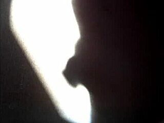 ワオ、自分を触りながらの影遊びがすごく熱い！🥵このソロファンを止められない！