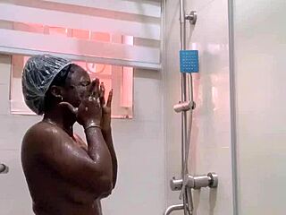 Amadora se masturbando no banheiro com corpo depilado