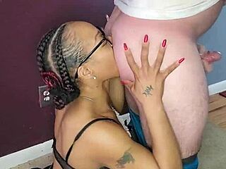 Ebony hoer zuigt kont en lul van zwarte meesters in BDSM sessie