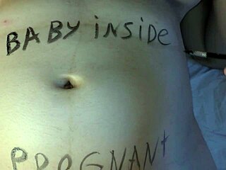 Chica embarazada sexy Milky Mari cubierta de escrituras sucias