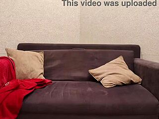 Hé, nézd ezt a forró anál játékot dildóval zuhany után!