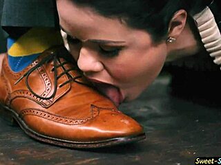 Seksi mlada služkinja dobi jebanje od zadaj v glamurozni igri