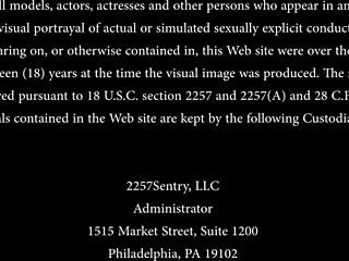 عاهرة صغيرة مربوطة لجلوس وجه قاسي!