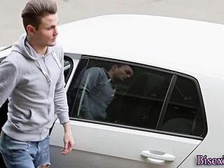 Biszex hunk mohón falja a farkat vad csoportos akcióban