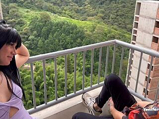 Lesbiană fierbinte fute prietena cu strap-on în poziție lotus