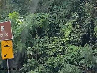 Surovo snemanje Holly Bombom na plaži Rio de Janeiro